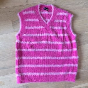 Jacquemus Le Gilet Neve Fuzzy Sweater Vest in striped pink